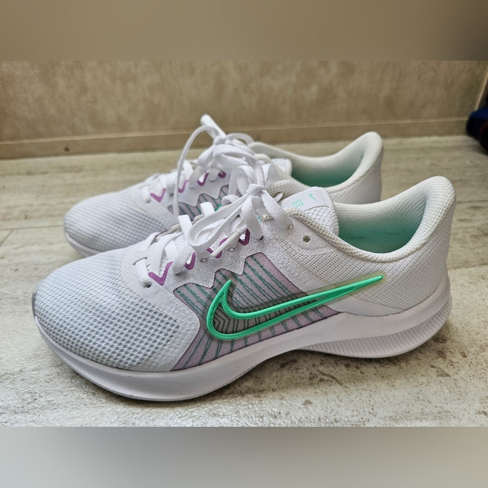 Wmns Downshifter 11 'White Signal Green' Nike Size 9